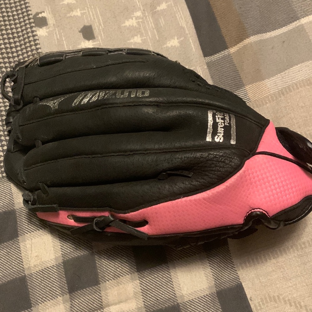 Woman/ JRs soft ball glove like new condition it’s not broke in yet